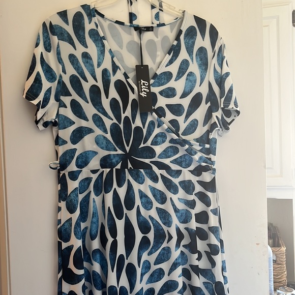 Lovely NWT Lily Maxi Dress with belt.  Size XL. - Picture 4 of 4